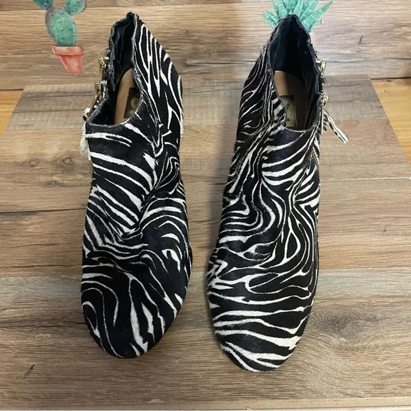 Dolce Vita Nimbus Calf Hair Bootie Black White Women Sz 8 gold heel - Picture 2 of 11